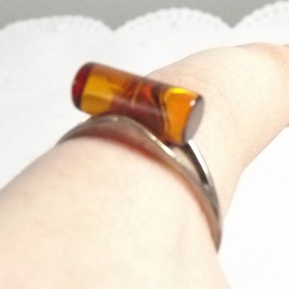 Vintage Sterling Silver 925 Marked Ring with Amber Cylinder, Size 8 - Picture 3 of 6